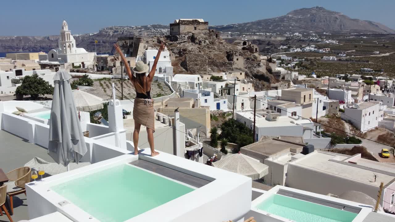 joven celebrando las vacaciones de verano en akrotiri, santorini, grecia