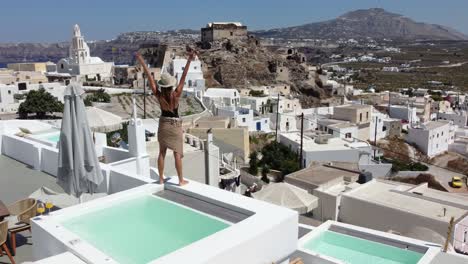 Mujer-Joven-Celebrando-Las-Vacaciones-De-Verano-En-Akrotiri,-Santorini,-Grecia.