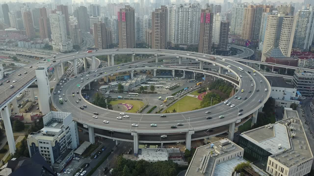 vista aérea del puente nan pu en shanghai, china. circular elevado con tráfico en movimiento. imágenes aceleradas.