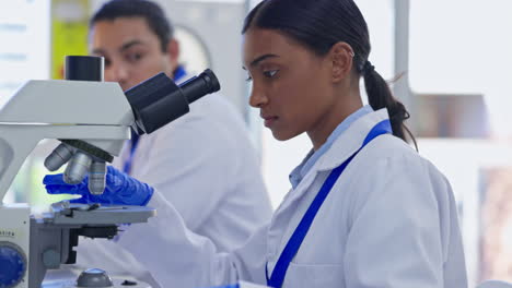 científica india, mujer, análisis por microscopio