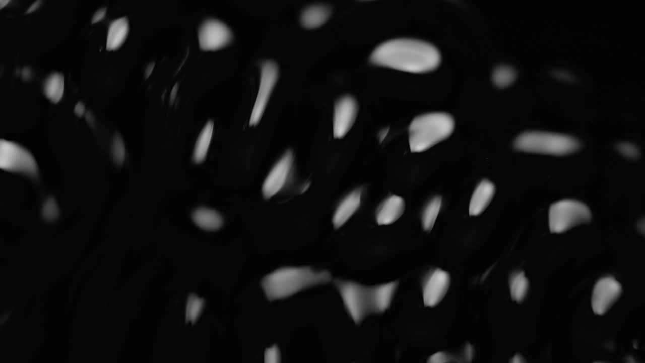 액체의 표면에 스플래시와 물방울, 추상적인 검은 배경 물 진동