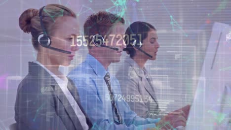 animazione della rete di connessioni e numeri su uomini d'affari che indossano cuffie telefoniche