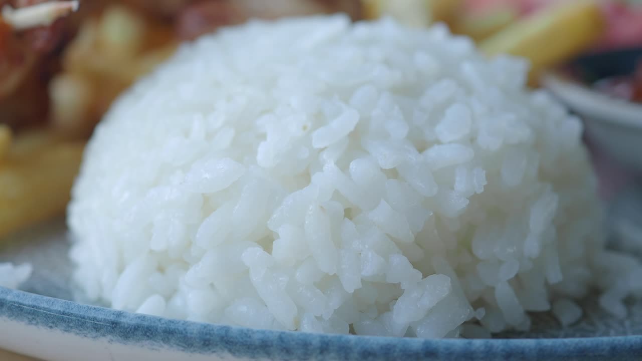 cerca de un montículo de arroz blanco en un plato