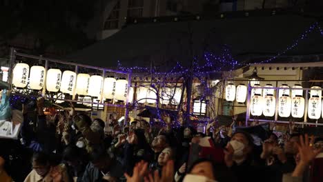 público emocionado disfrutando de un evento nocturno al aire libre