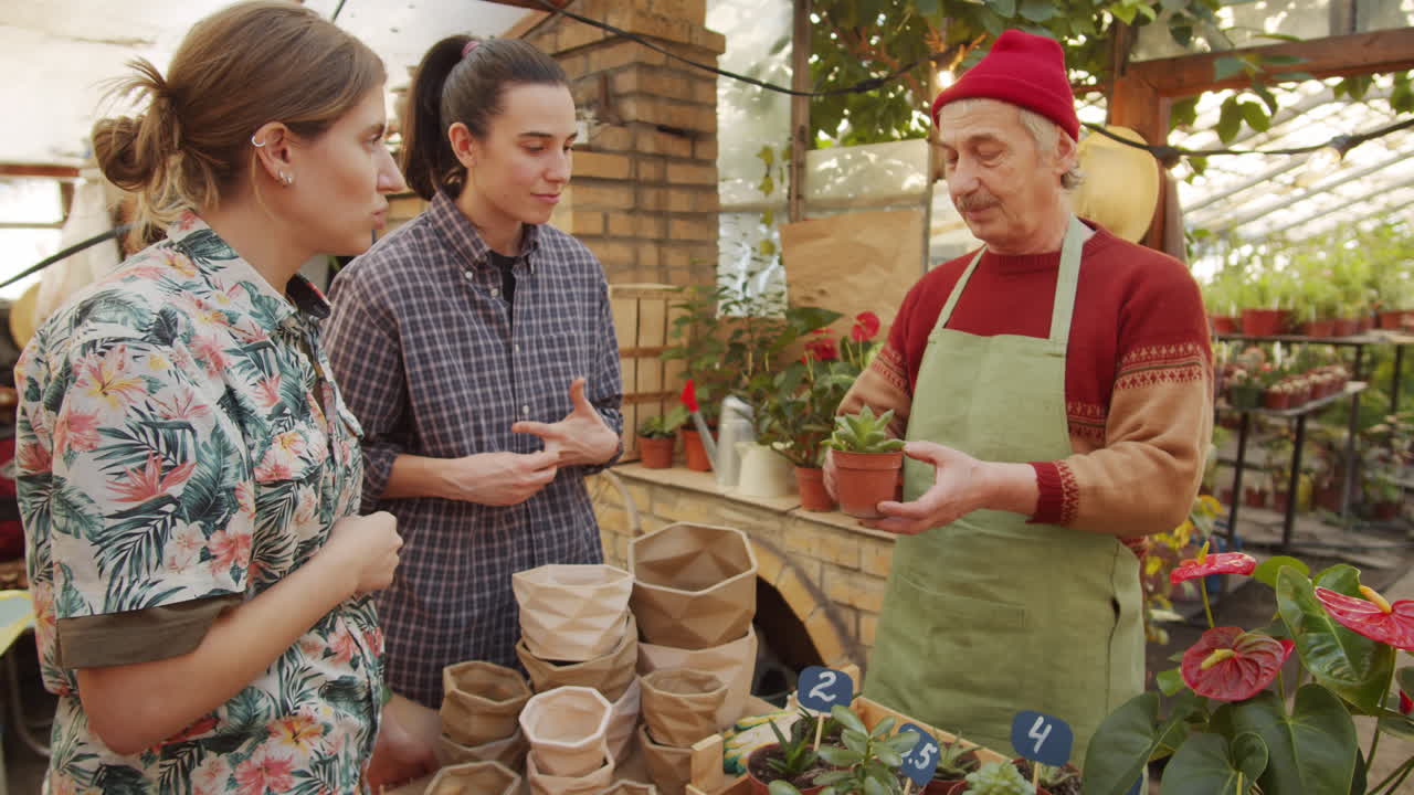 vendedor sénior que trabaja con clientes en una floristería