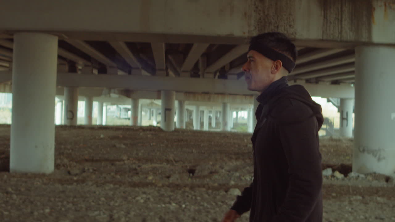 deportista corriendo al aire libre en la ciudad