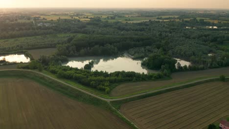 Antena-De-4k:-Foco-Cinematográfico-Rápido-Filmado-Sobre-Un-Lago-Natural-En-Un-Típico-Paisaje-Rural-Italiano