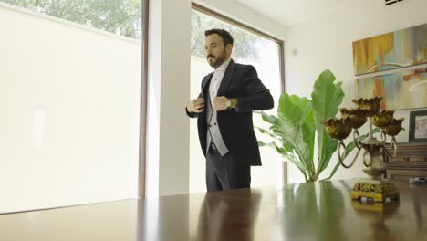 Toma-En-Cámara-Lenta-De-Un-Hombre-De-Negocios-Ajustando-Su-Traje-Antes-De-Ir-Al-Trabajo