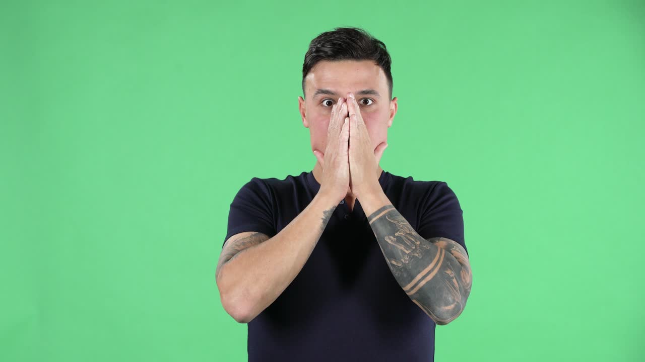 카메라를 바라보는 두려움과 공포를 가진 잘생긴 젊은 남자의 초상화.