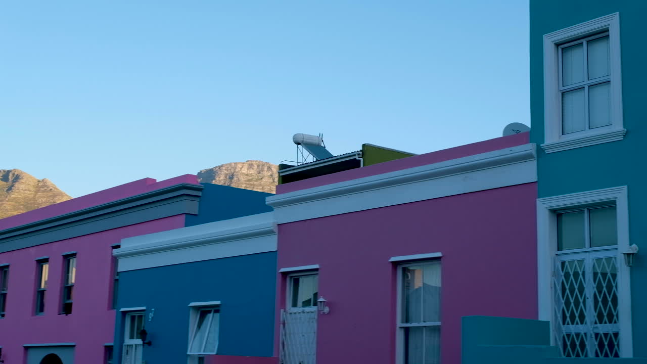 toma panorámica recortada de bo-kaap colorido con fondo de montaña de mesa