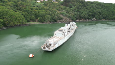 Vista-Aérea-De-Arco-De-Un-Gran-Barco-Abandonado-En-El-Agua.