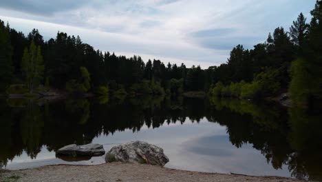 A-serene-view-of-Pinders-Pond-near-the-town-of-Roxburgh-in-New-Zealand