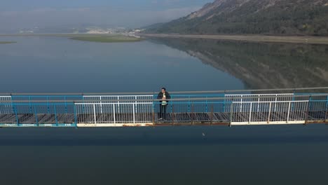 vista de un hombre de pie en un puente en kardjali, bulgaria