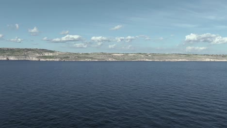 Vuelo-Aéreo-Lento-Sobre-El-Mar-Mediterráneo-Hacia-El-Pueblo-Costero-De-Ghar-Lapsi-En-La-Isla-De-Malta