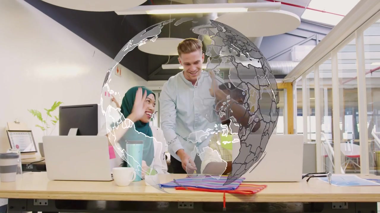 Hombre señalando documentos, equipo de negocios revisando un plan en laptops con un globo terráqueo giratorio sobre la mesa.