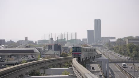 Einschienenbahn-Osaka-Ankunft-Am-Bahnhof-Yamada-Vom-Flughafen-Ikeda-4k