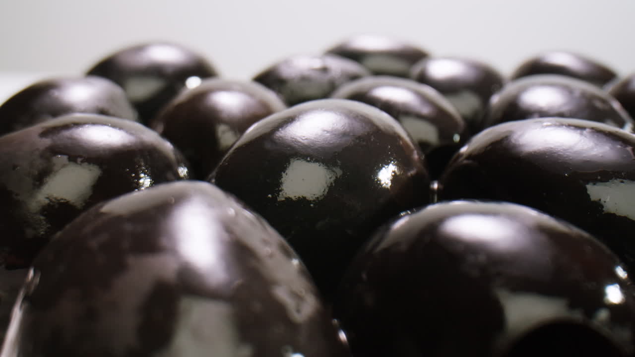 aceitunas verdes redondas en vinagre de grecia como fondo, vista de arriba. imágenes de alta calidad en 4k