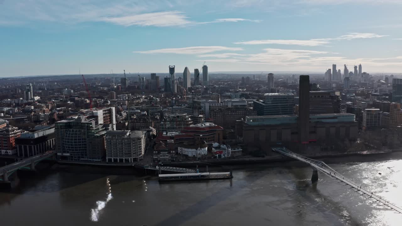 노스 런던에서 사우스 뱅크 사우스워크를 향해 무인 항공기가 발사되었습니다.