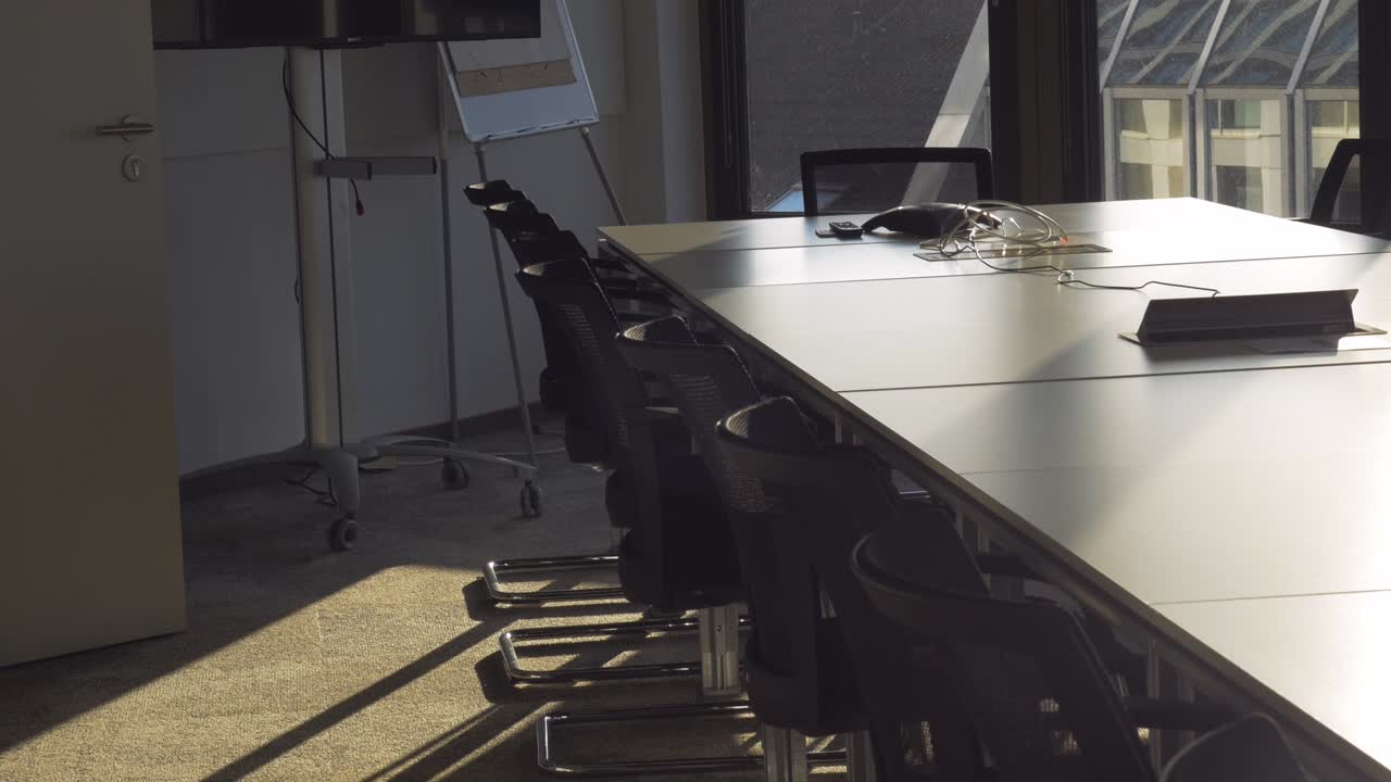 Interni ufficio moderno: arredamento sala conferenze.