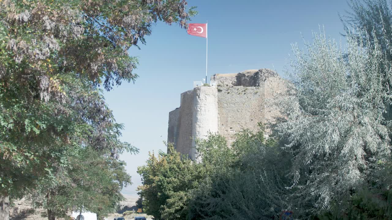 bandera turca en lo alto del castillo de harput teleobjetivo plano medio