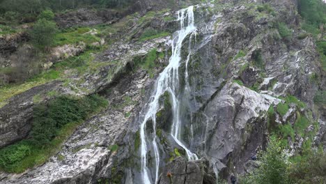 la cascada powerscourt es la más alta de irlanda con 398 pies