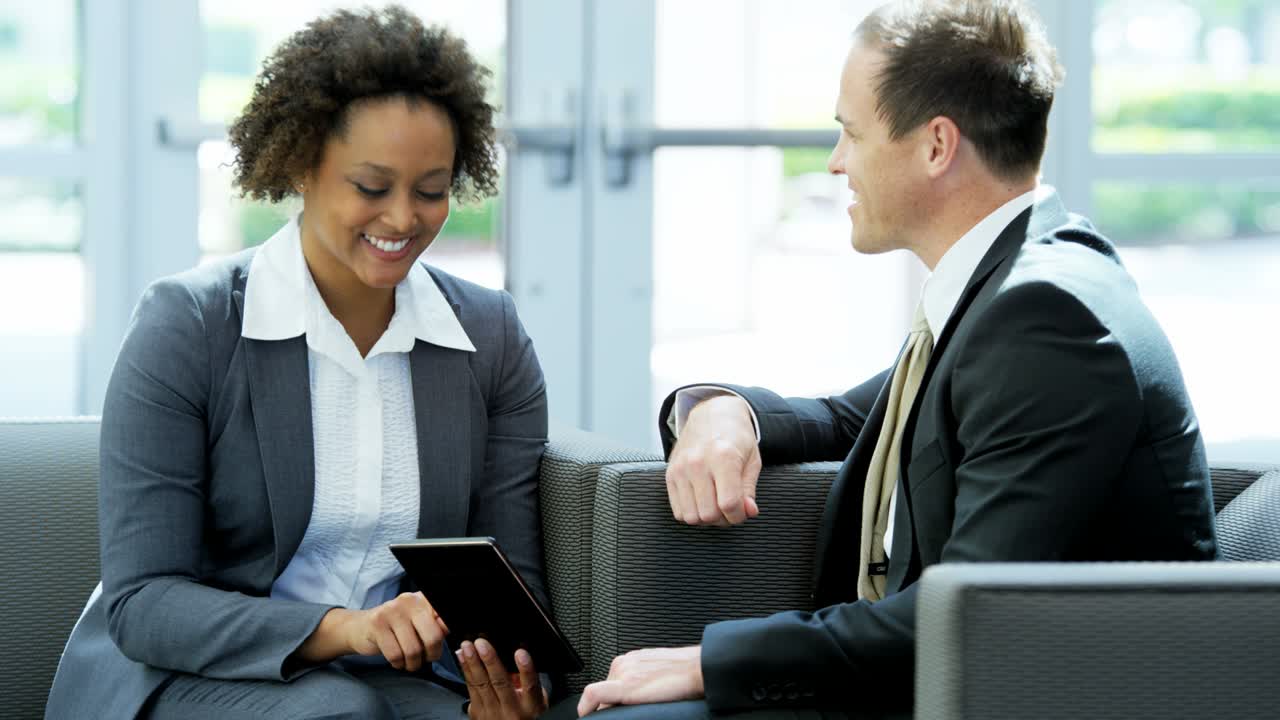 equipo inmobiliario multiétnico con tableta inalámbrica