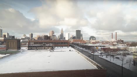 Skyline-Von-Cleveland-Tagsüber-Durch-Ein-Kaputtes-Fabrikfenster