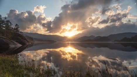 Una-Hermosa-Puesta-De-Sol-Sobre-El-Tranquilo-Lago-Y-El-Bosque-De-Pinos