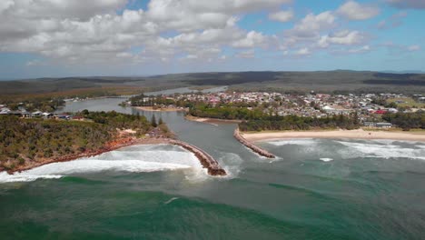 Vista-Aérea-De-Drones-Hacia-Las-Olas-Que-Golpean-La-Costa-Del-Pueblo-De-Evans-Head,-En-Australia