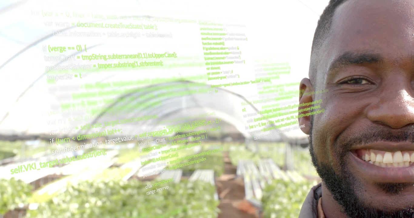 Coltivatore in serra che sorride mentre il codice di programmazione svanisce, generando dati agritech che si sovrappongono alle piantine