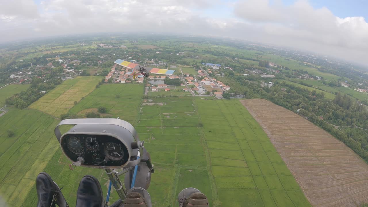 pov desde la cabina de un avión ultraligero que se desliza de izquierda a derecha