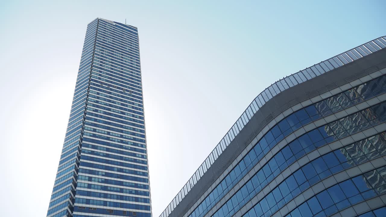 rascacielos modernos en la ciudad