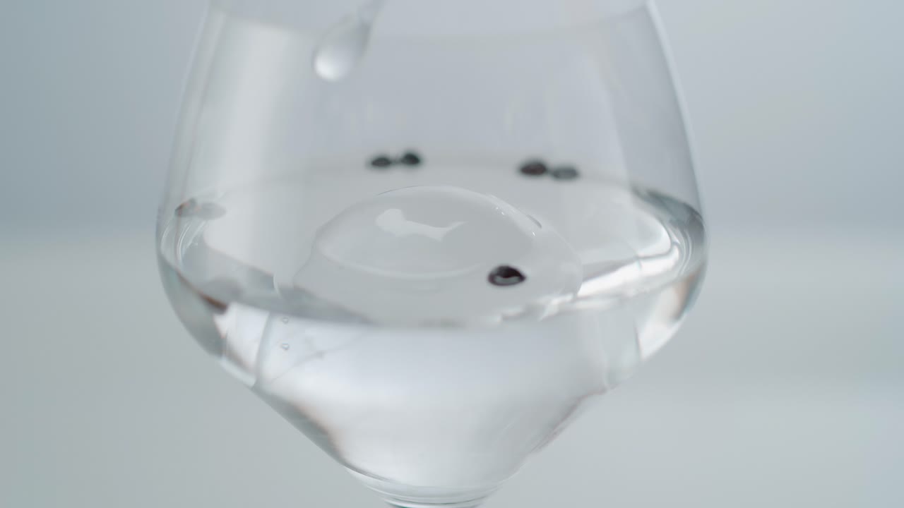 물 이 줄기 가 있는 잔 에  ⁇ 여 있는 것