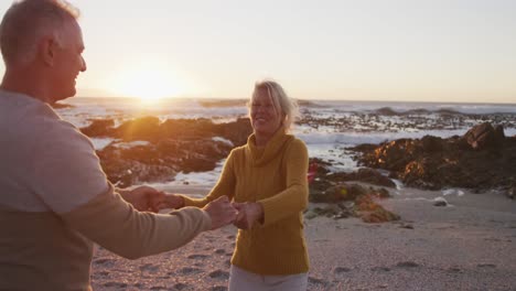 una pareja feliz en la playa.