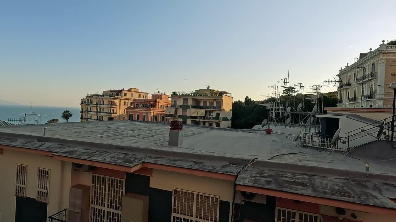 나폴리 건물과 바다의 풍경