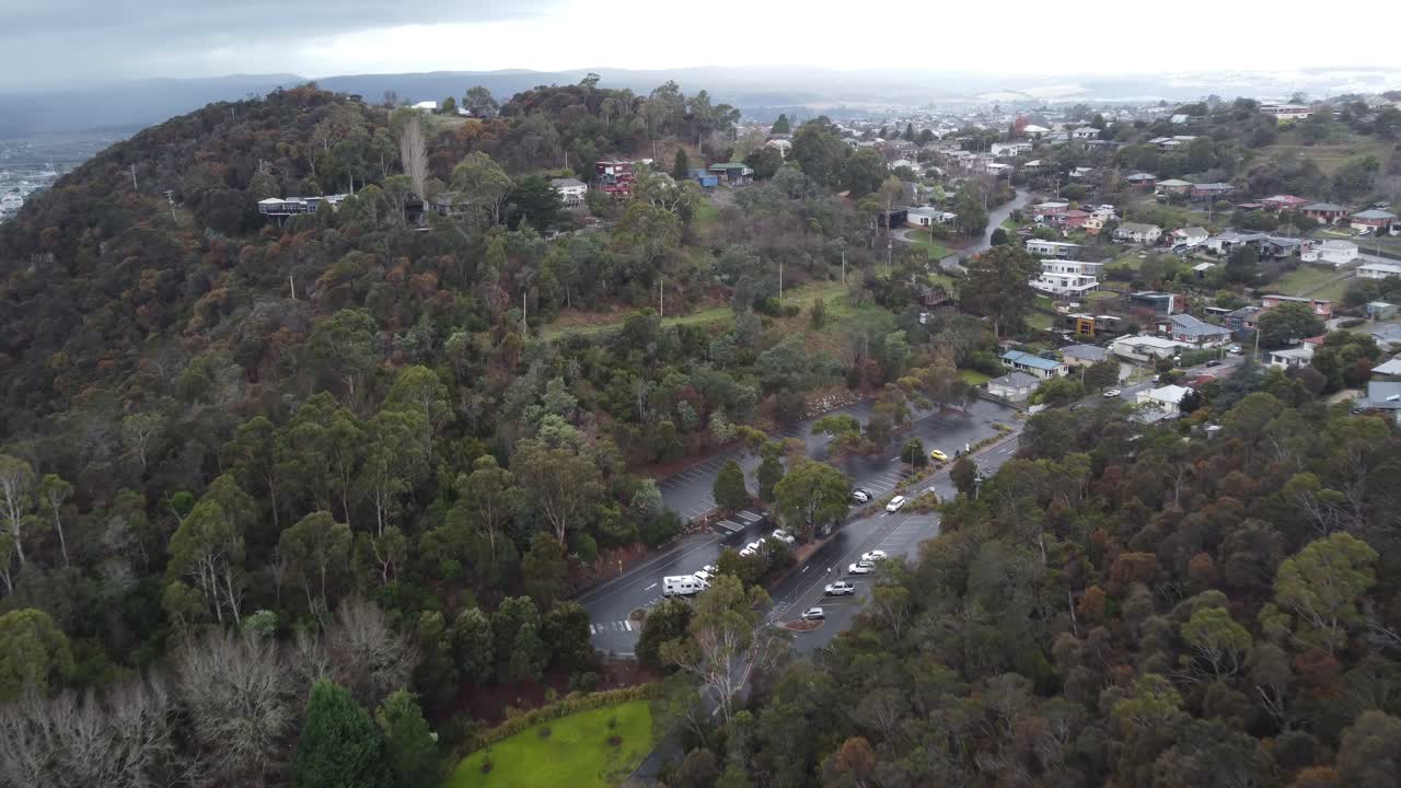 Vista aerea di una piccola città australiana tra le montagne nello stato della Tasmania