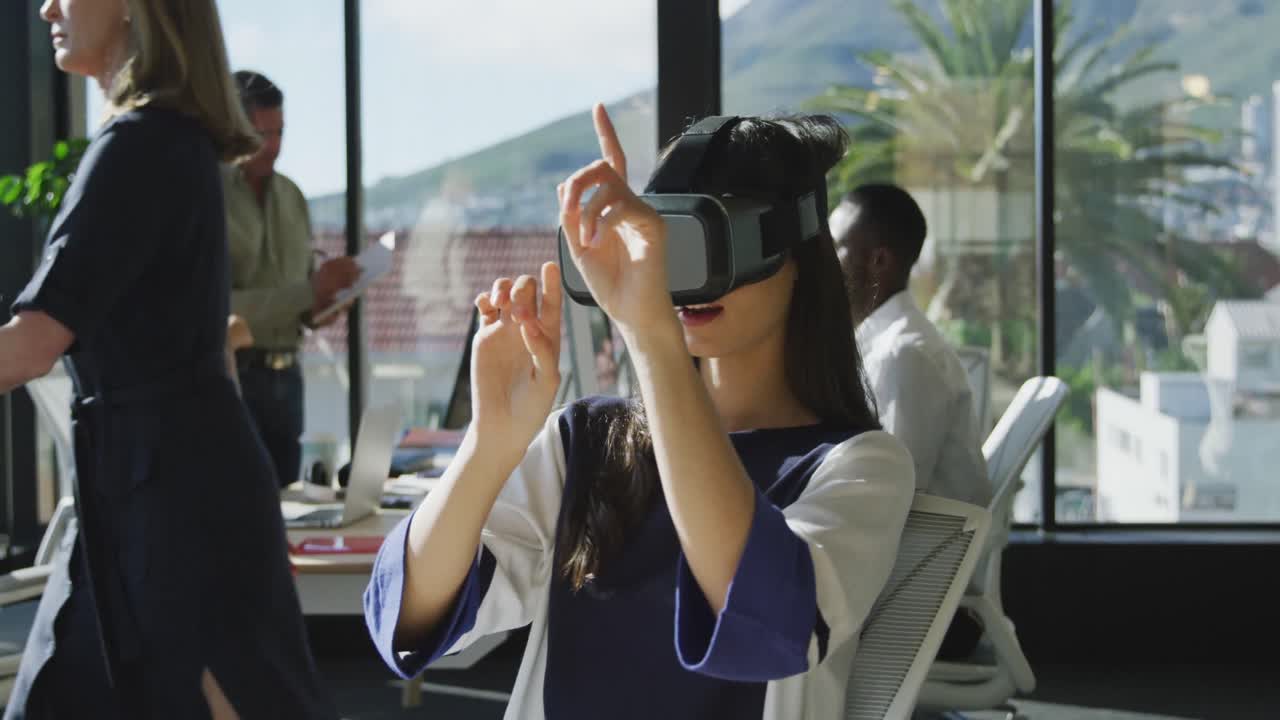 Giovane donna che indossa un auricolare VR