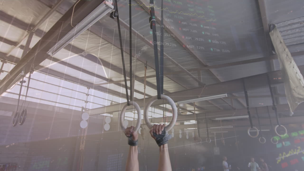 animación de la interfaz de procesamiento de datos sobre el entrenamiento de hombres biraciales en anillos de gimnasio en el gimnasio