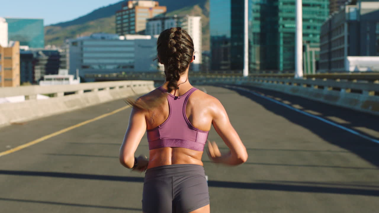 mujer corriendo en un puente de la ciudad