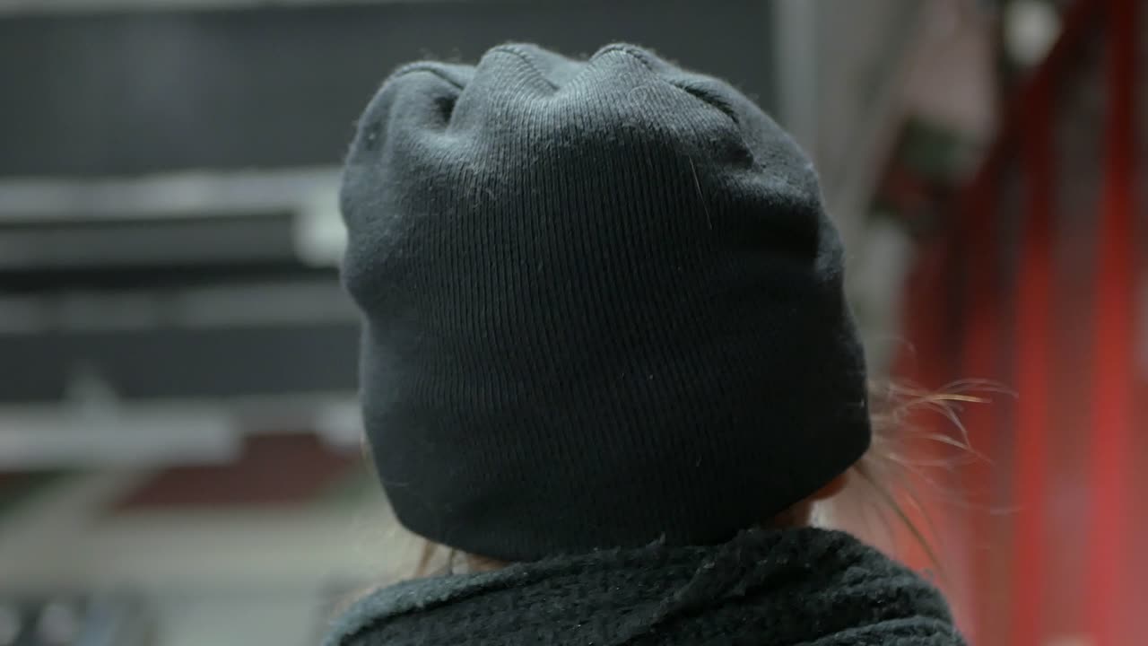 움직이는 계단을 타고 내려가는 사람