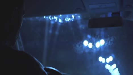 el hombre conduciendo el coche en el camino de la noche