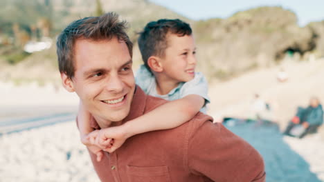 playa, familia feliz y padre niño a cuestas