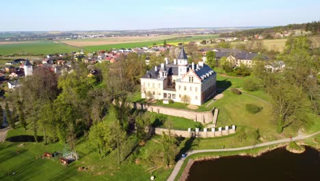 Panoramablick-Auf-Das-Schloss-Radun-Am-Seeufer-An-Sonnigen-Tagen-In-Der-Nähe-Des-Dorfes-Opava-In-Der-Tschechischen-Republik