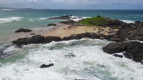 Olas-En-Promontorio-Rocoso-Cerca-De-La-Península-De-Bonville-En-La-Playa-De-Sawtell,-Nueva-Gales-Del-Sur,-Australia