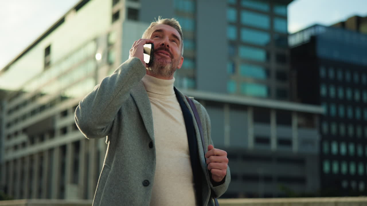 Uomo al telefono in città