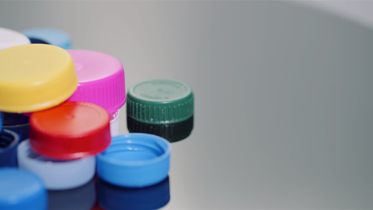 Pochi tappi di bottiglia di plastica - Industria di lavorazione e riciclo della plastica