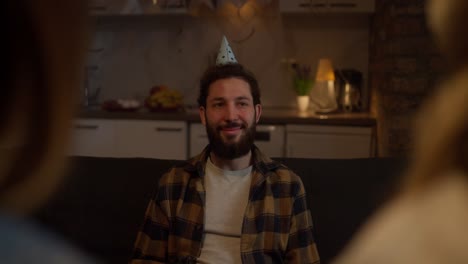 hombre con un sombrero de fiesta, celebrando un cumpleaños