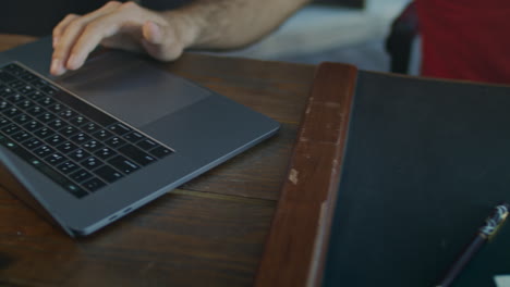 escritura de computadora portátil. lugar de trabajo de computadora portátil. manos de hombre de negocios escritura de computadora portátil