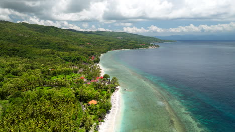 la isla de nusa penida, en la isla indonesia de bali.