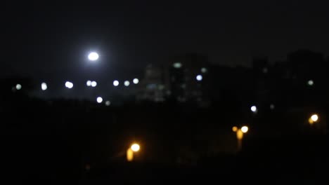 tomas en movimiento de luz bokeh creadas por las luces de la calle
